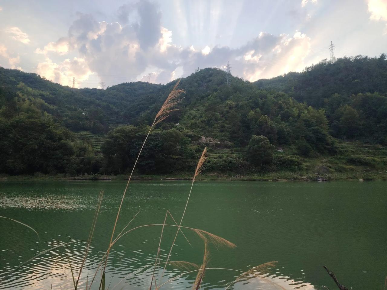再也回不去大集体时代了！那时候五讲四美树新风，现在不再时髦了。那时候流行做好事不
