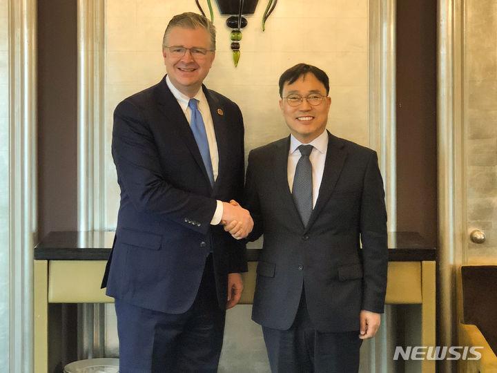 【美国国务院助理国务卿访韩，并向韩方说明中美会谈内容】

美国国务院负责东亚太事
