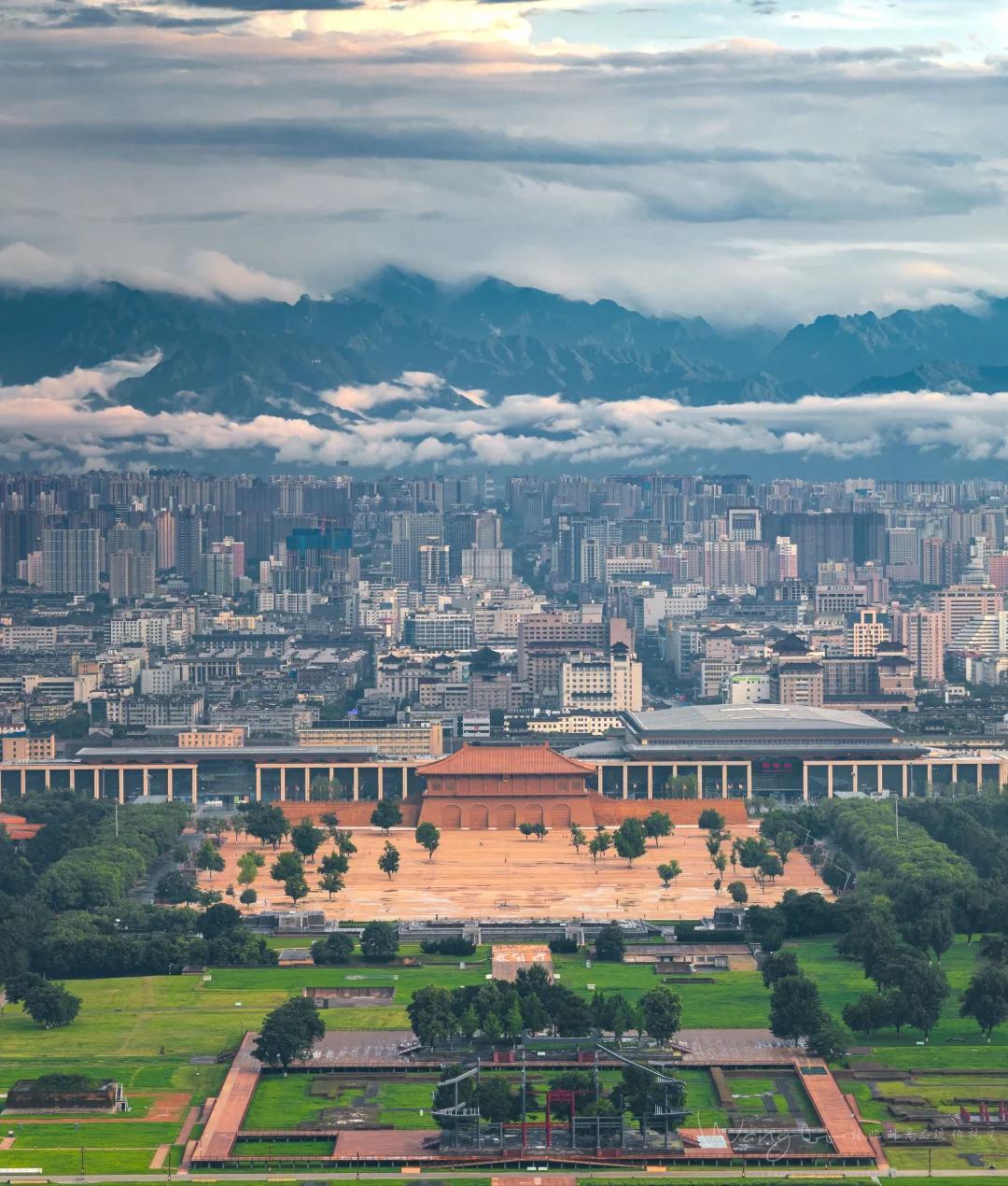 我打马过草原
因慕名你的芳华
那盏在夜途燃起的灯
紧闭又张合的弯月牙
恰似你的眉