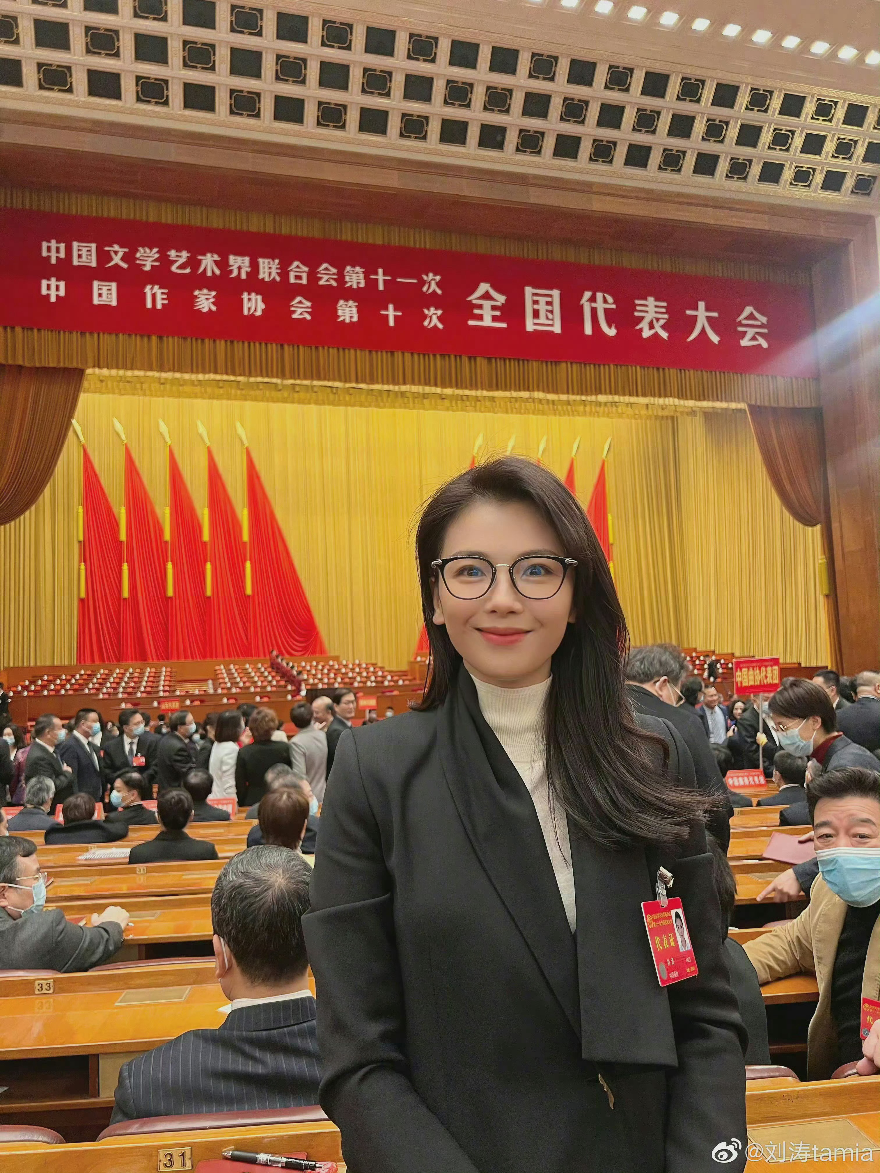 好喜欢刘涛胸口别着代表证～ 