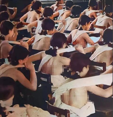 1938年，日本国内，女高中生上课一丝不挂地接受军国主义的熏陶时，留下的老照片，