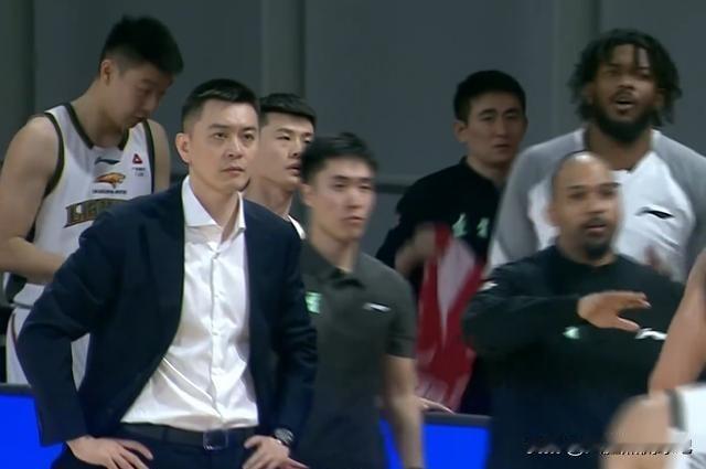 今年的CBA特别有意思，“强队”连败成了家常便饭。
北控四连败，新疆四连败，山东