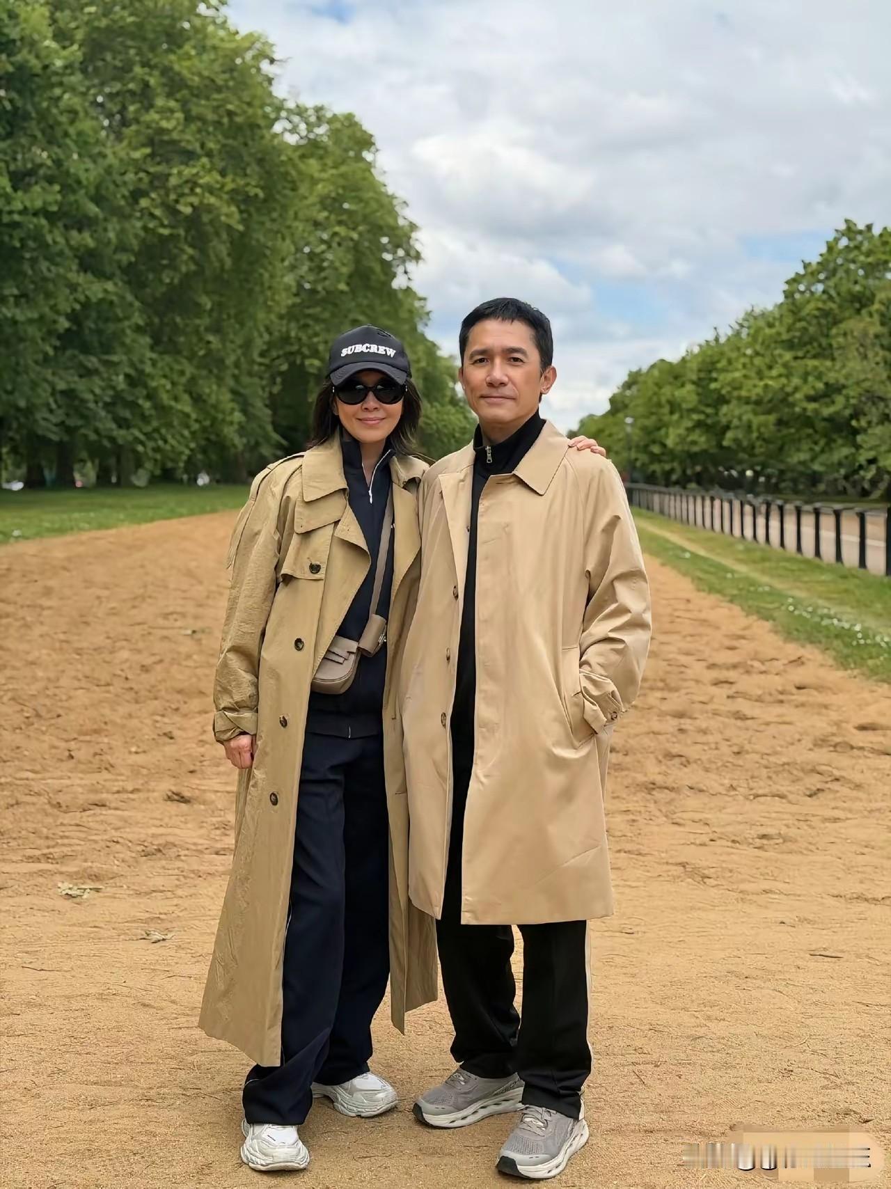梁朝伟和刘嘉玲出去旅行，还得随身带着一个摄影师吧！
两个人在各个地方合照，但是谁