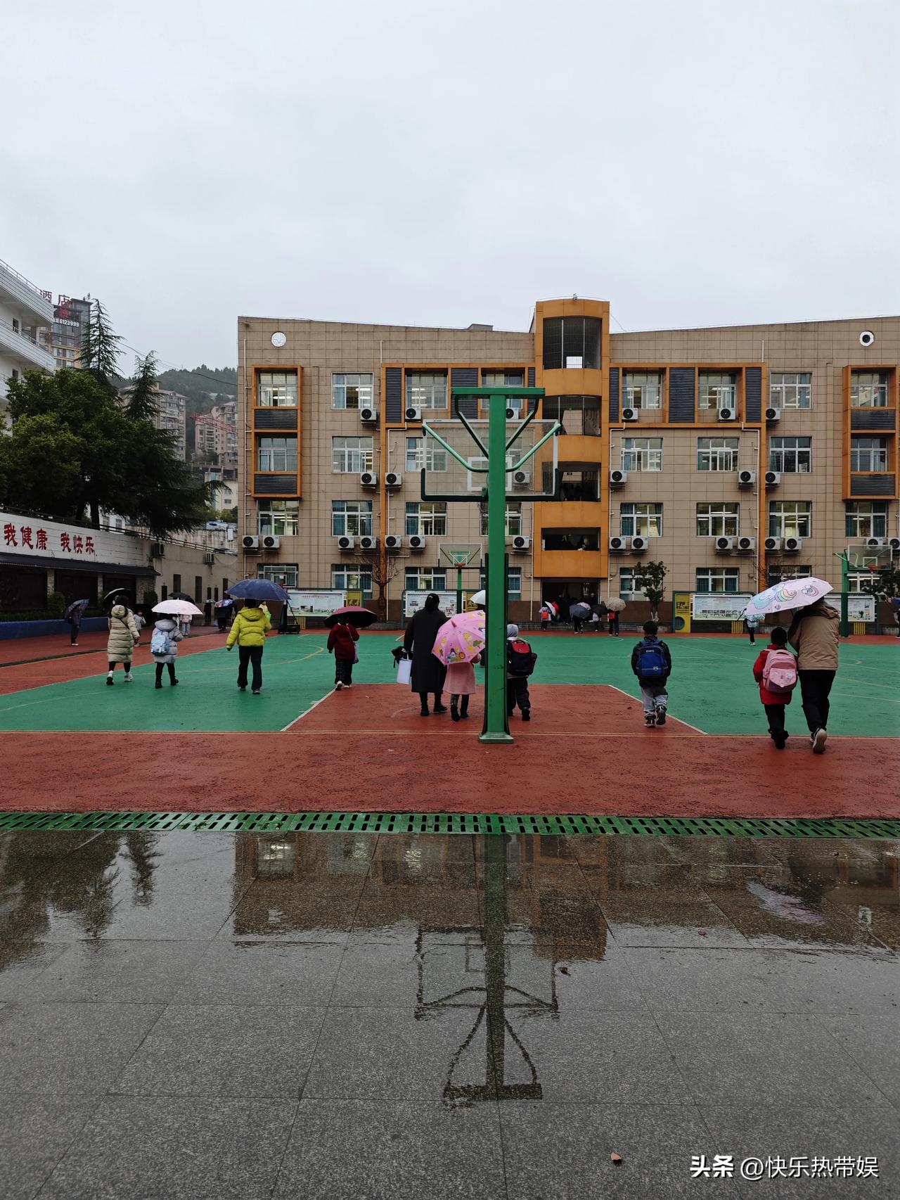 神兽归笼，正式开学啦
现在小孩就是好啊，自信阳光，孩子们也乐观，快乐教育