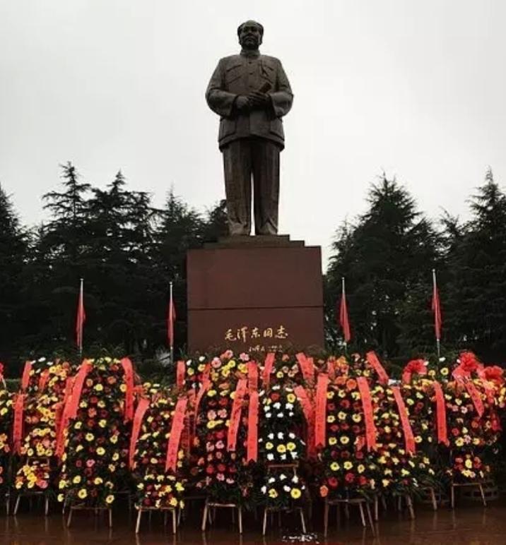 为什么国人偏爱叫"毛主席"？看完瞬间破防！
 
去过韶山的朋友应该都注意到了，伟