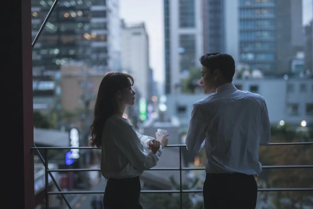 【韩国半导体从业者成相亲市场顶流有人售卖二手SK海力士工作服】据新华社报道，韩国