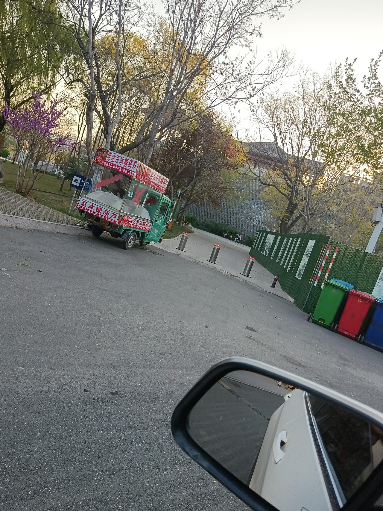 昨天遇到了一个奇葩乘客。
在董子文化街到夜市的，我从七星街往西走，走到尽头，导航