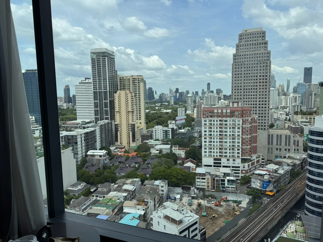 昨上午落地曼谷，回酒店扔了行李就去咕噜吃火锅，毛毛带着同事，人家是第一次吃火锅，