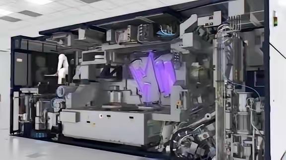 美国那边最近可真是坐不住了。先是美光公司CEO跑到国会大声疾呼，非得卡死中国的光