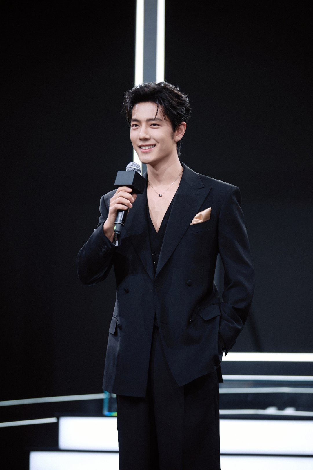 肖战壁纸肖战 肖战﻿肖战顺顺利利 是微风，是晚霞，是心跳，是我的无可替代≽^•༚