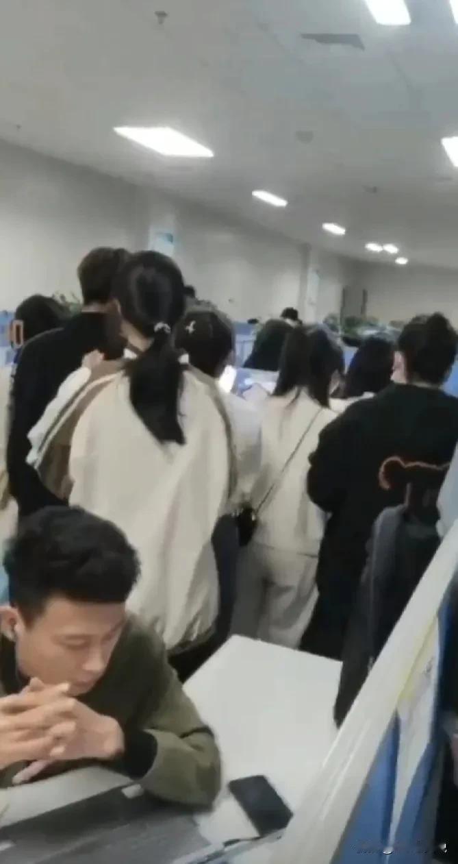公司一副总监级别的技术岗领导要离职，老板指示：签个竞业协议，要求最起码3年不得从