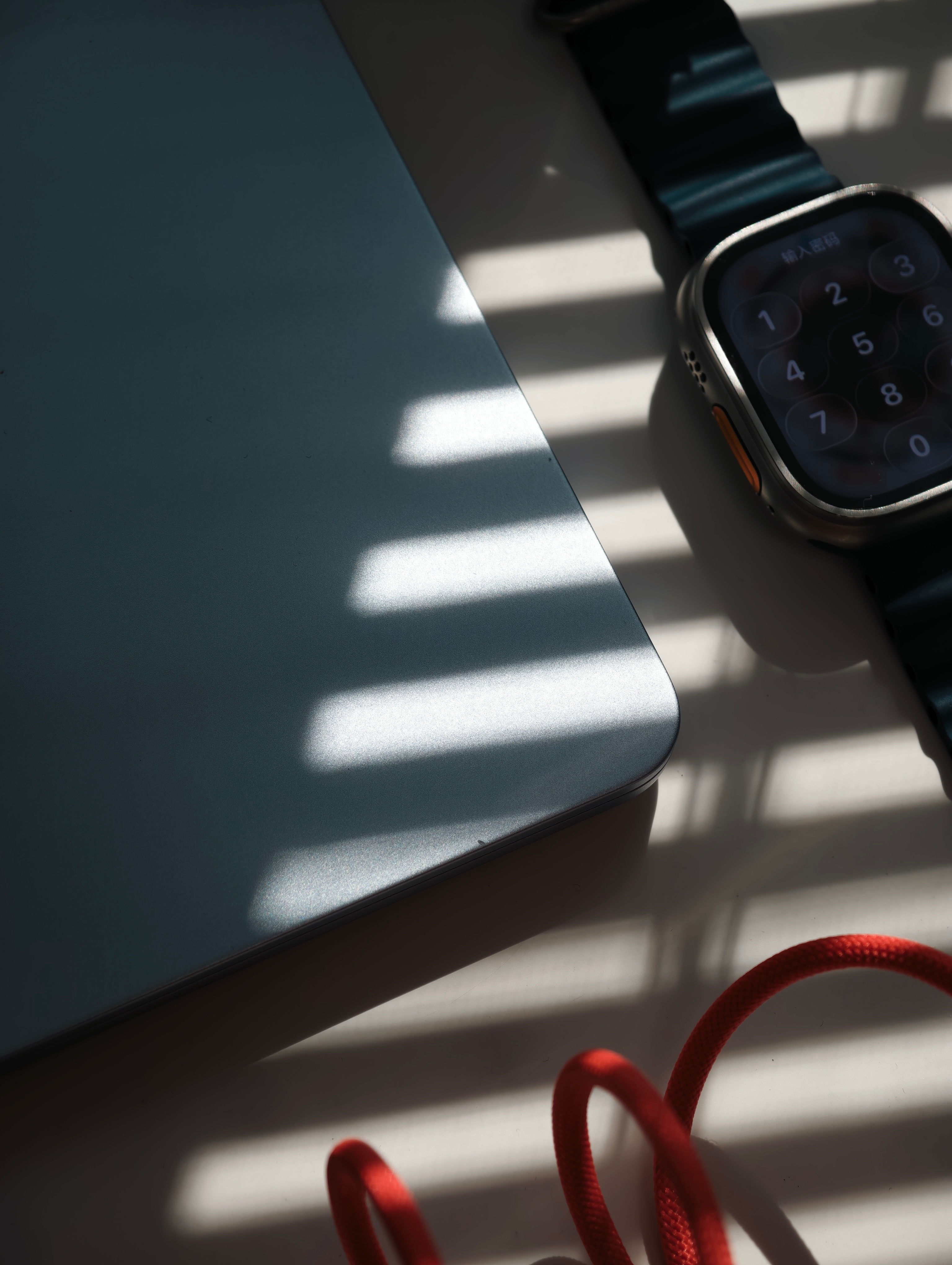 艹，这几天咋回事。刚 MacBook Air 也磕个小坑，不完美了。太难受了…让