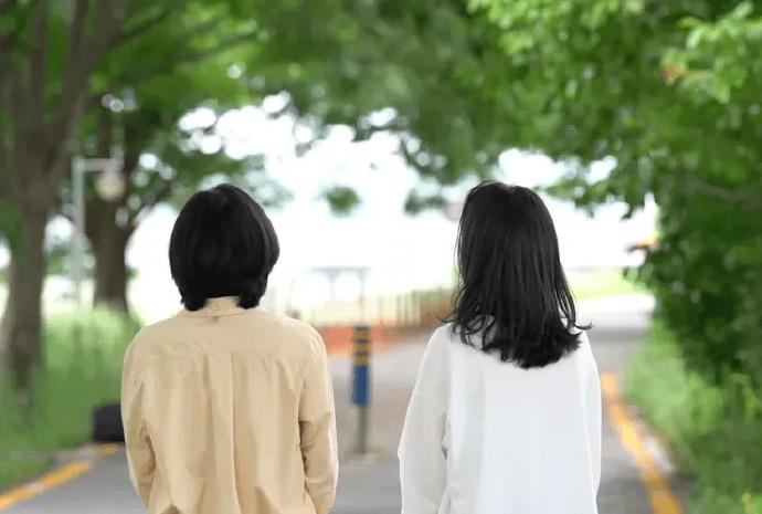 43岁未婚未育的她，竟把相处多年的闺蜜“领养”成了女儿！两人年龄只差四岁，却用法
