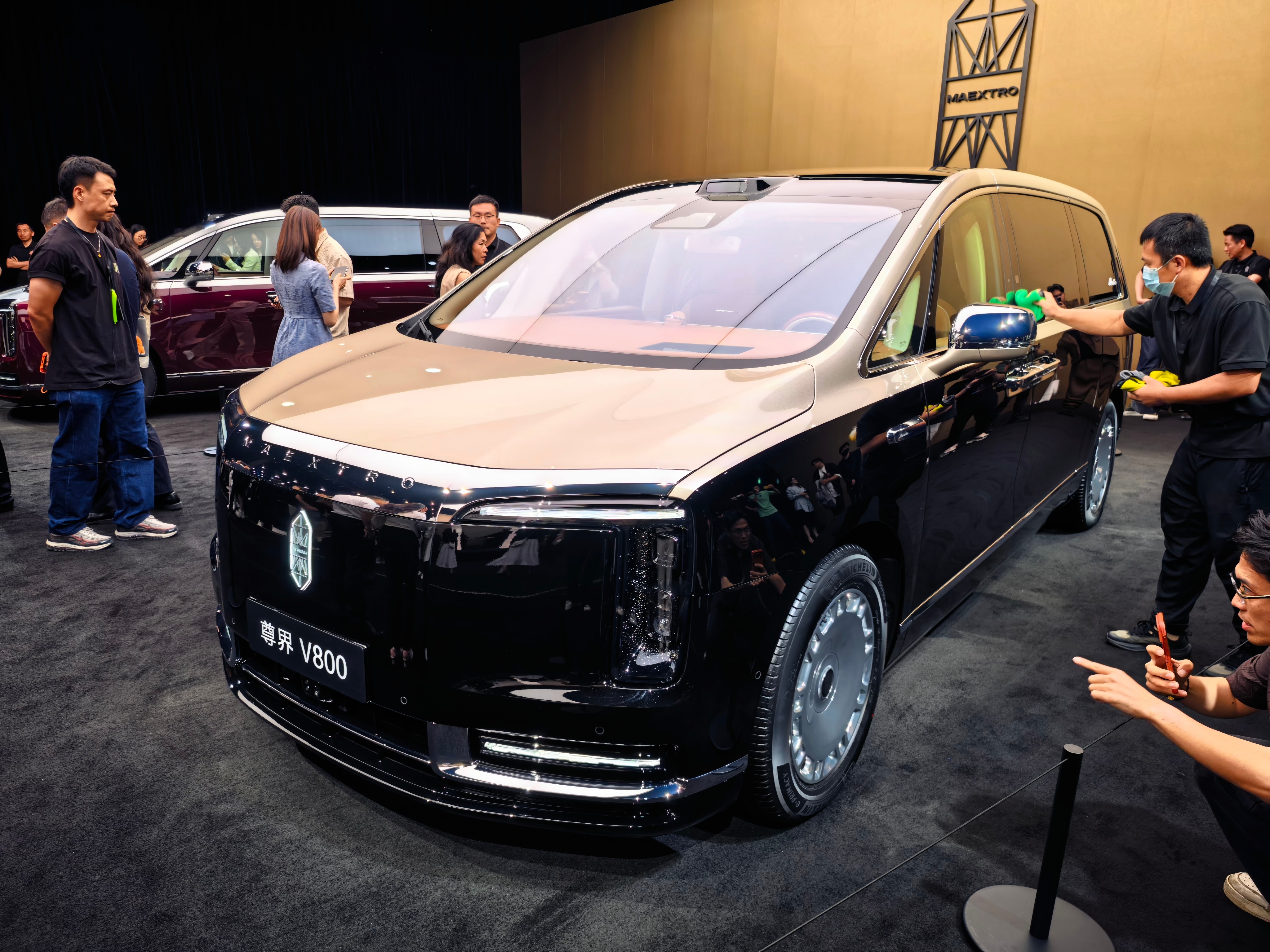80万买一台国产MPV，值吗？这个问题本身就是最大的看点。尊界V800真正厉害的