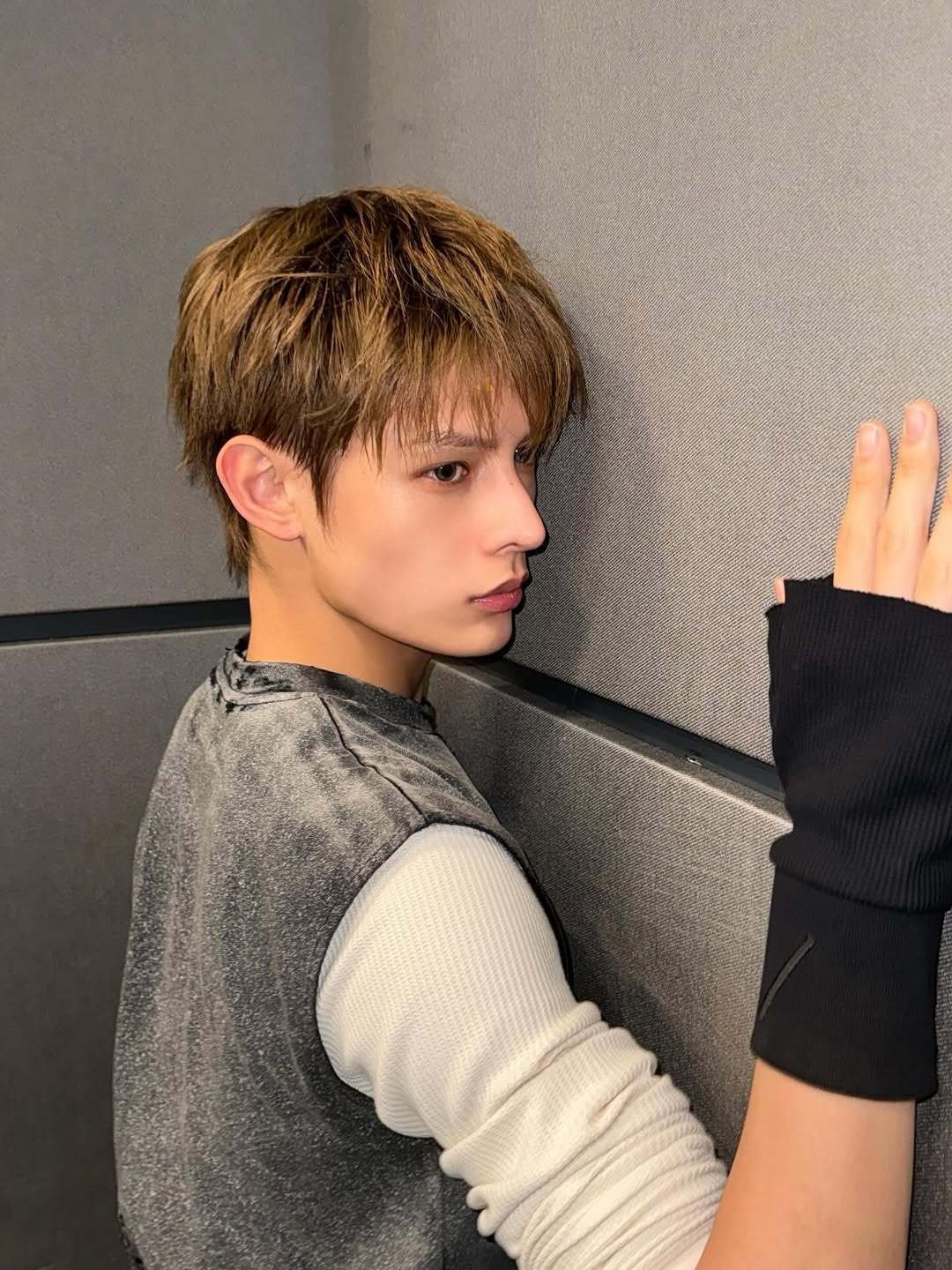 🦅 最喜欢和墙互动的小猫🐈⬛是哪只？答案果然显而易见🤫 