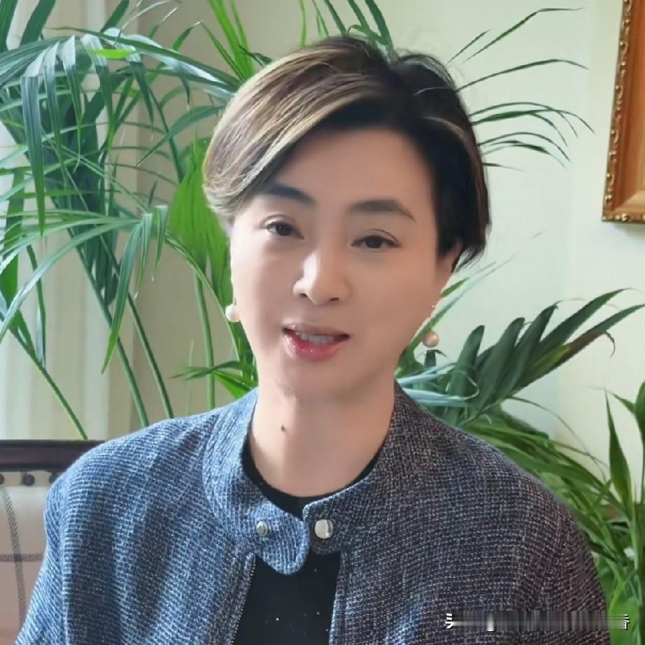 甜歌皇后李玲玉在八十年代声名鹊起，凭借出众的形象和动人的歌声，在当时红遍大江南北