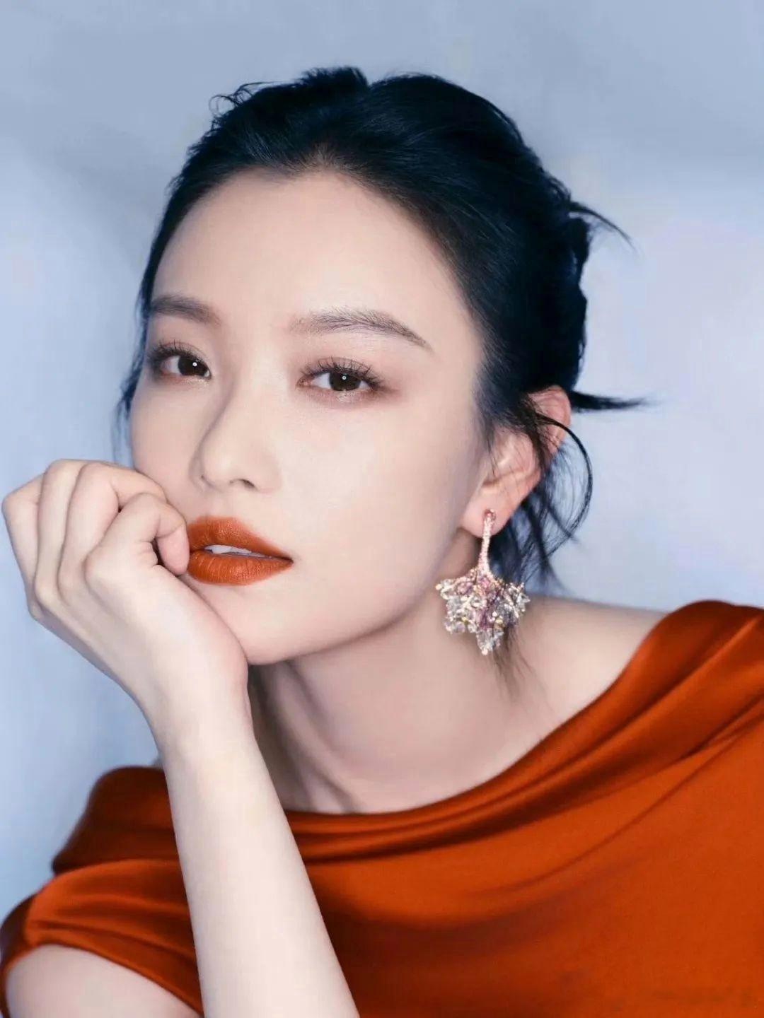 娱乐资讯：1.倪妮有望跟随某知名女星步伐，其电影存货若播出效果好，加强个人营销后