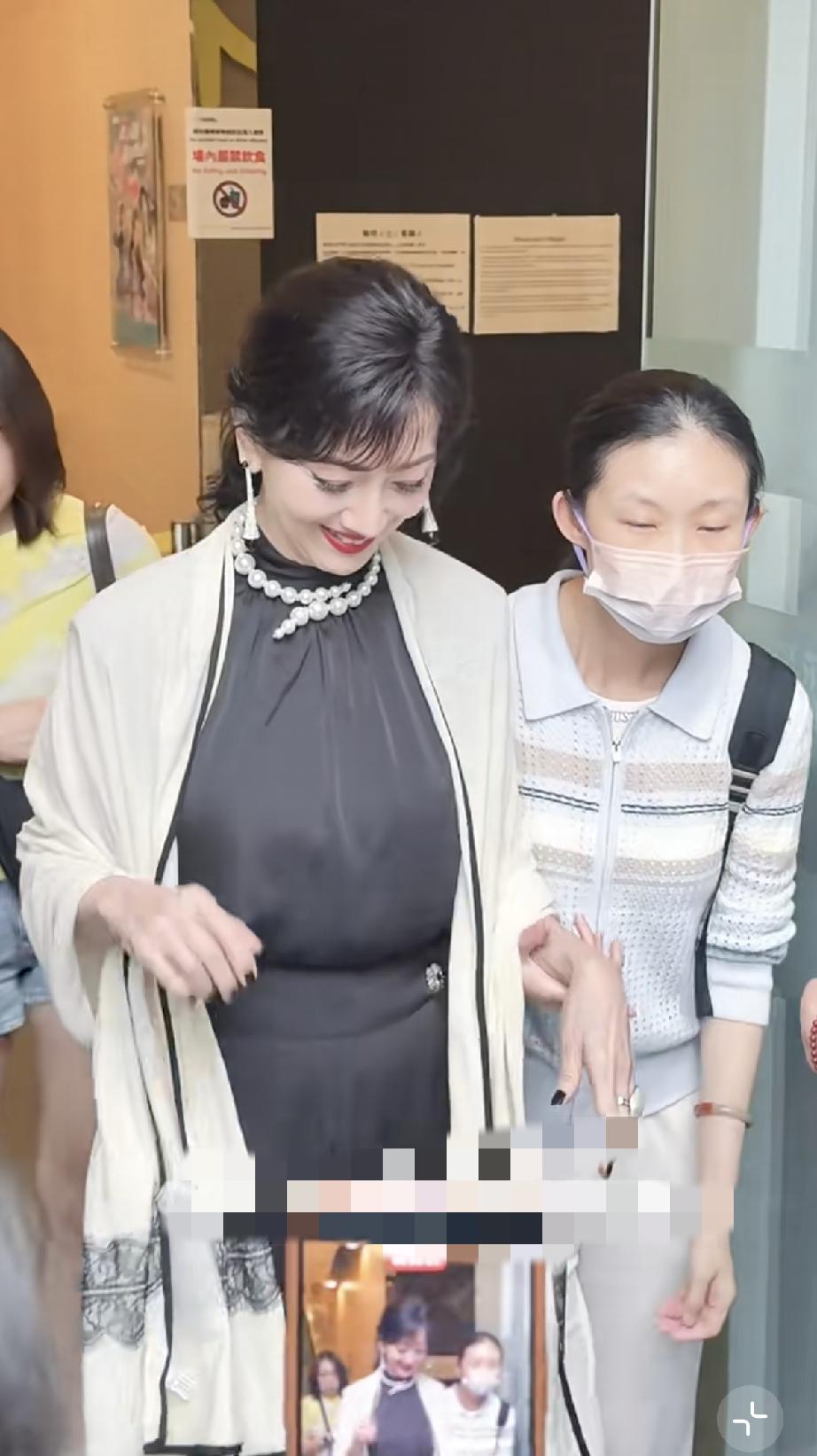 6月12日，赵雅芝现身香港彩排，涂黑色指甲戴假发，手背青筋暴起，疑似没穿内衣胸部