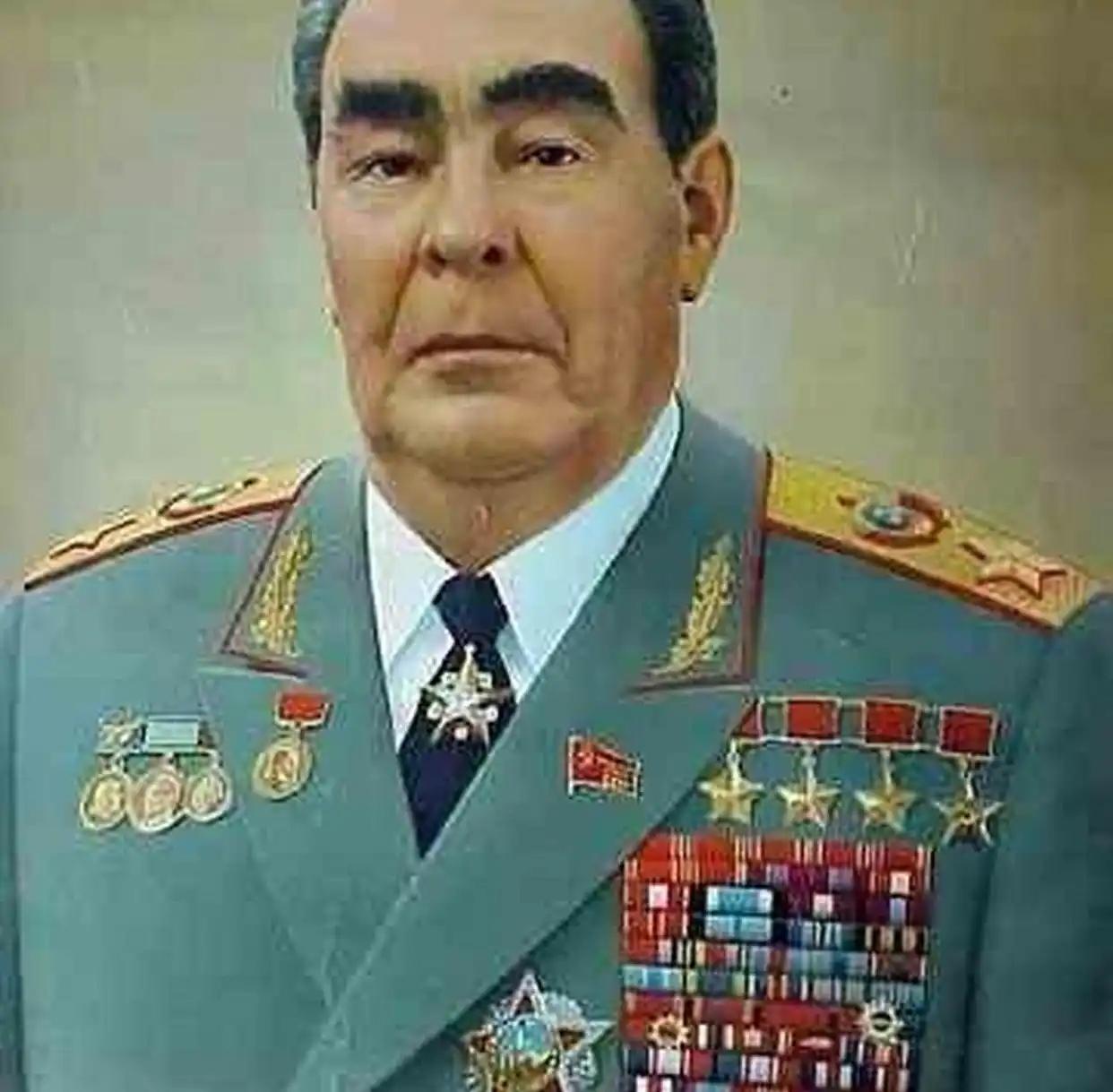 勃列日涅夫特别能吃，饭量大得吓人，他一顿饭都吃两公斤烤羊肉，还有其它东西。
有一