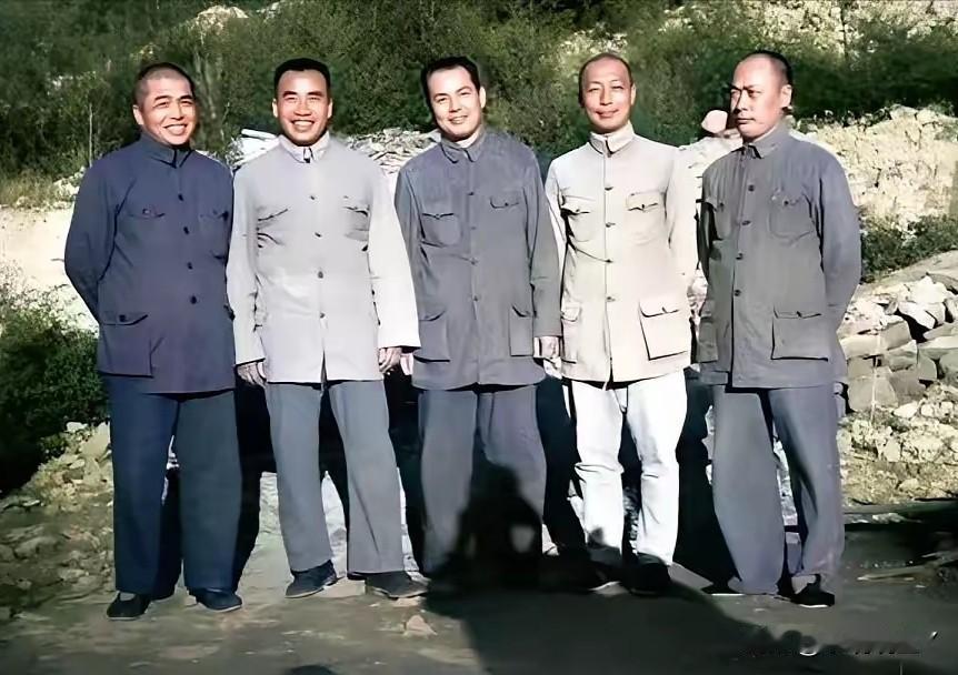 这张珍贵的老照片展现出了共和国的五虎将1944年在延安的情景，这并非演戏，也不是
