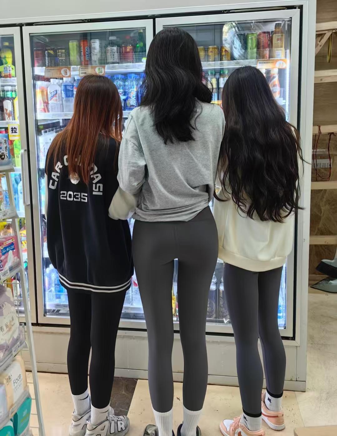 天气凉了
下来买点喝的
和同事一起
我是新来的
不过有一点我还是觉得有些许尴尬