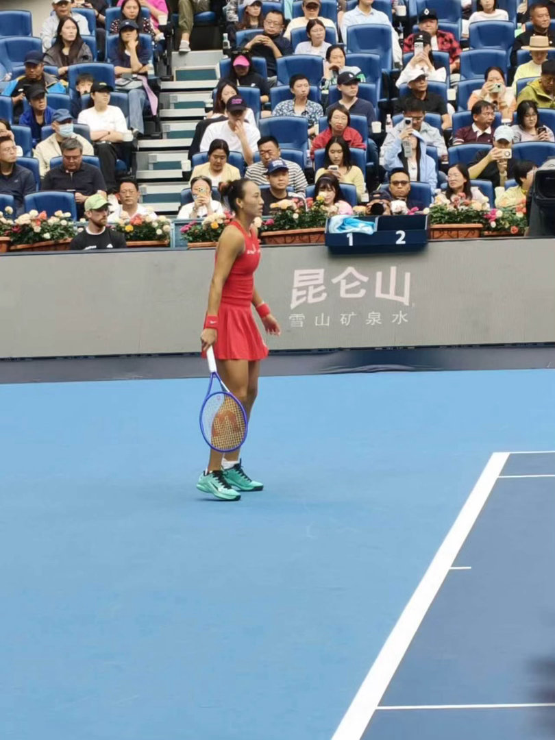 ✅恭喜郑钦文！中网2-0拿下对手，成功晋级四强！ 首盘稳扎稳打，第二盘抢七顶住重
