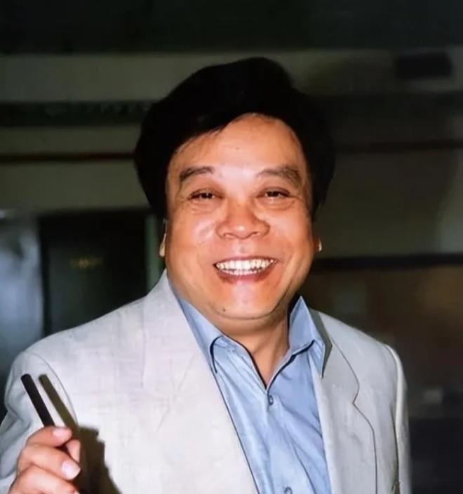 “赵忠祥数几年时间里一直和我保持着不正当关系，并且把我折磨的满身疾病，我有十盒录