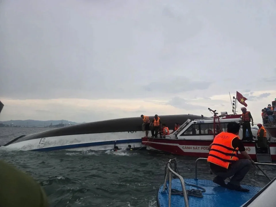 越南游船倾覆，已发现35具尸体