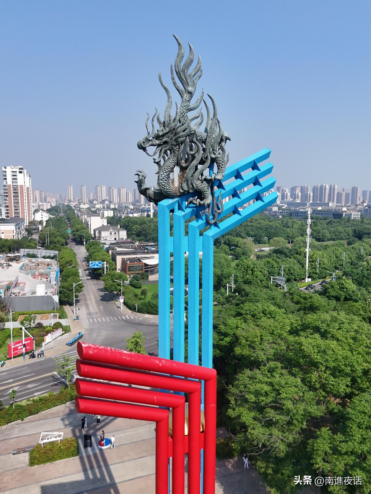 一张图证明你来过蚌埠位于龙子湖边上的蚌埠南北分界线标志性雕塑，来过蚌埠的人必来打