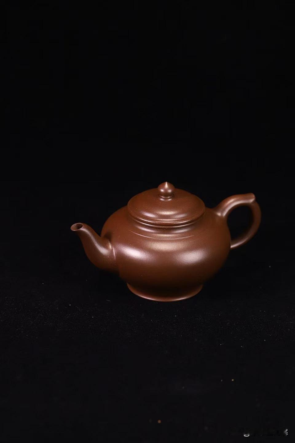 一把紫砂壶，泡的是茶，养的是性子
前些天朋友来家里喝茶，我用一把用了五年的紫泥石