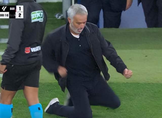 一场2-1，让穆帅载入史册：诺坎普滑跪+神奇换人！巴萨纪录被终结
