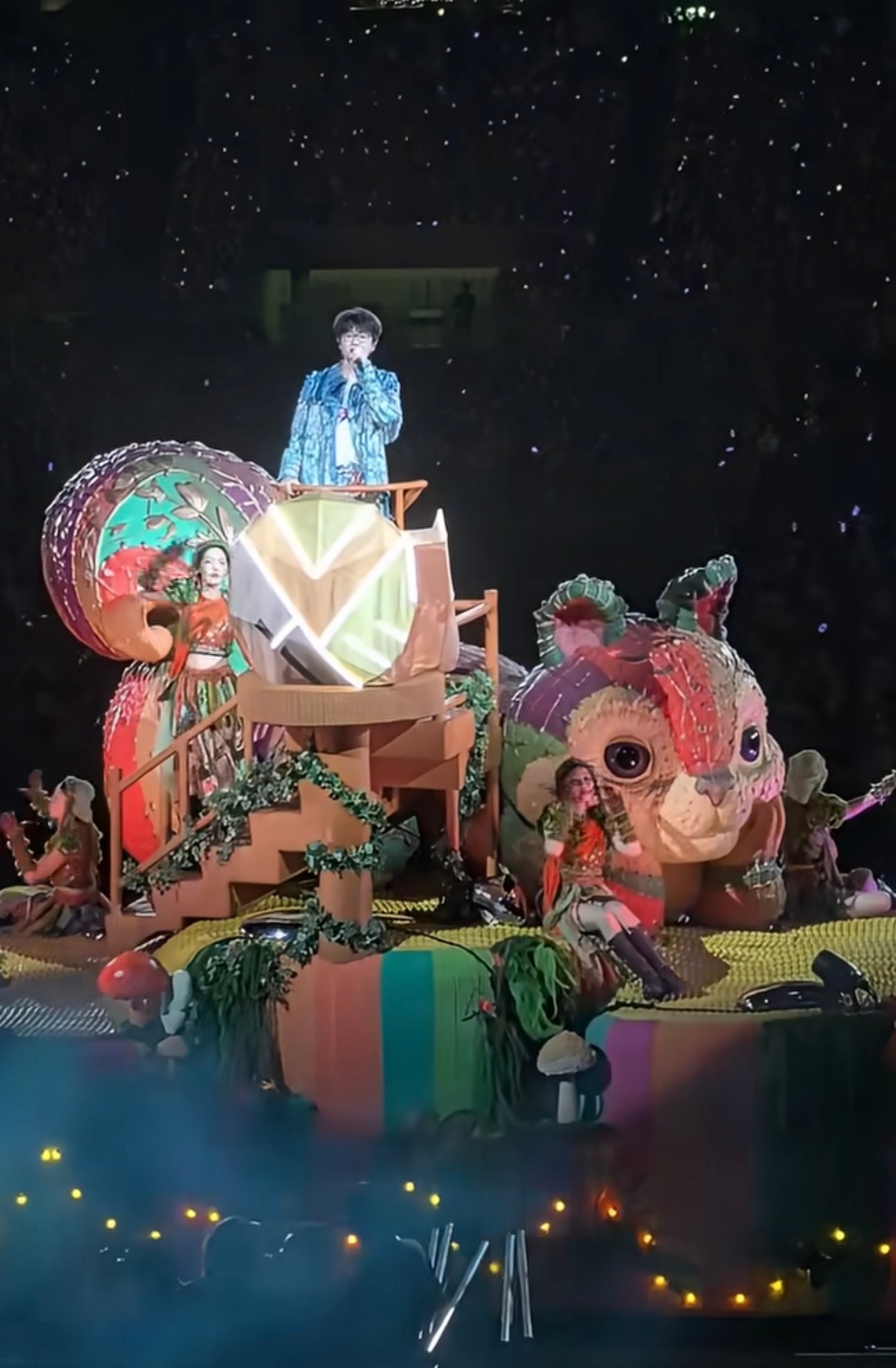 许嵩花车巡游杭州站限定惊喜来袭！许嵩「安泊猜想」演唱会解锁花车巡游舞台。乘着花车