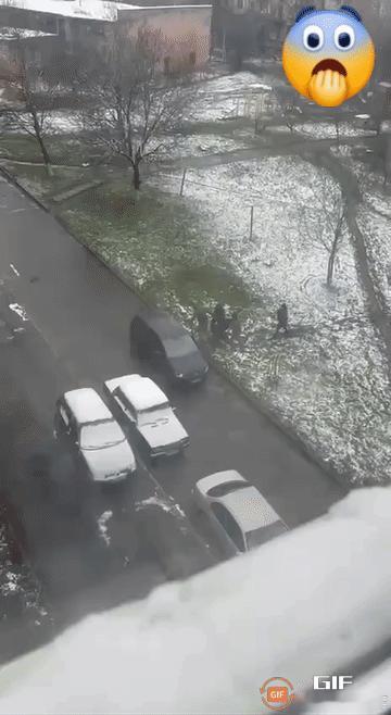 “妈妈，他们把人抓走了？”

“这些 混 蛋”

可悲！乌克兰孩子从小就在认知“