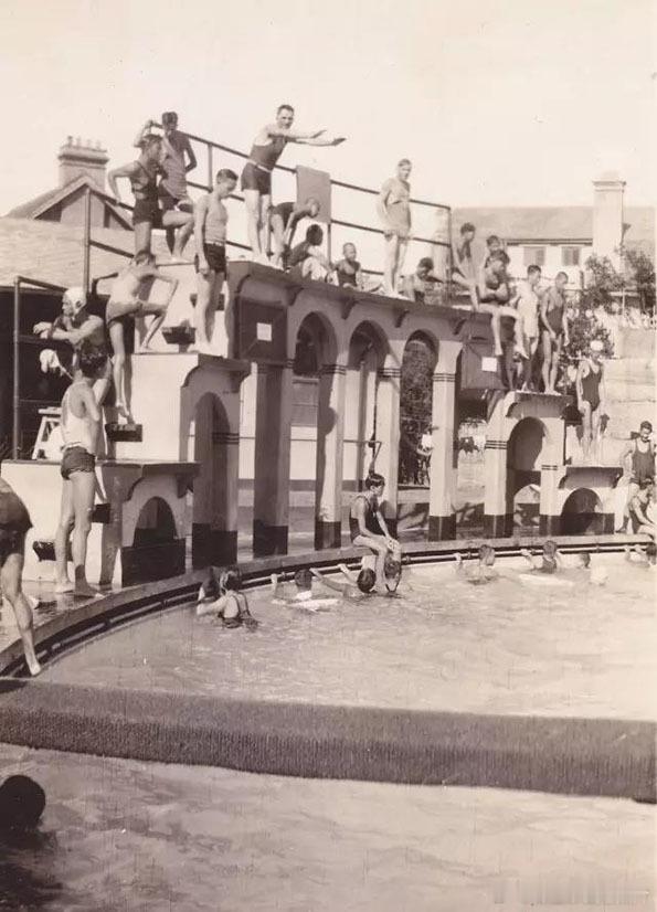 1934年，上海，虹口游泳池深水区跳水台 