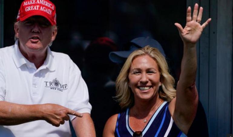 爱泼斯坦泄密事件引发的争吵，已经演变成一场公开的内讧，动摇了特朗普极右翼的基础。