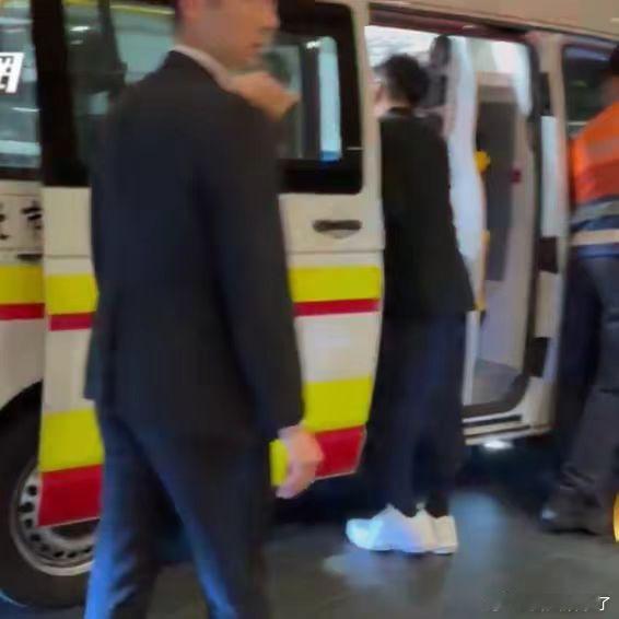 #詹仁雄在萧敬腾婚礼醉酒摔倒#这次，詹仁雄夫妇一同出席萧敬腾的婚礼，也是难得团聚
