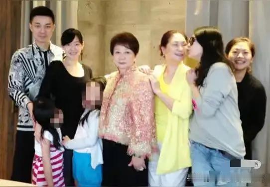 怎么说呢，我感觉她从小养家习惯了，习惯到自己认为拿钱解决一切，大家都拿她当靠山。