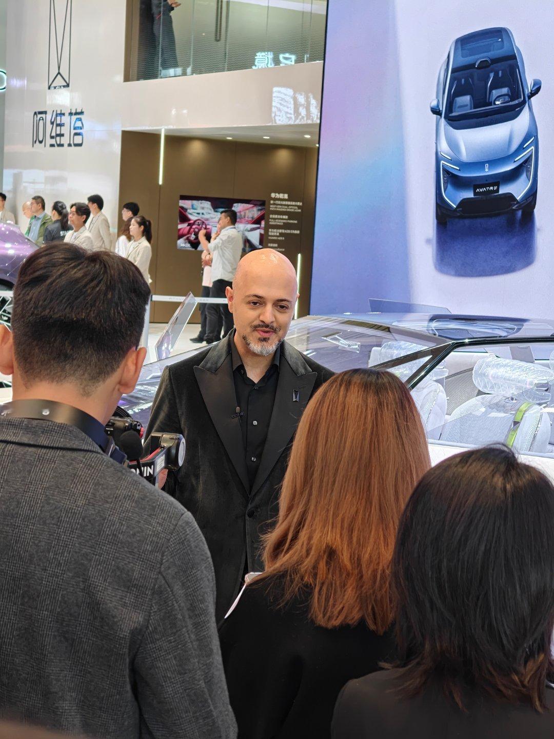 北京车展，第二站阿维塔！看看我看见谁了？这不是阿维塔的设计师吗？这次车展真的是来