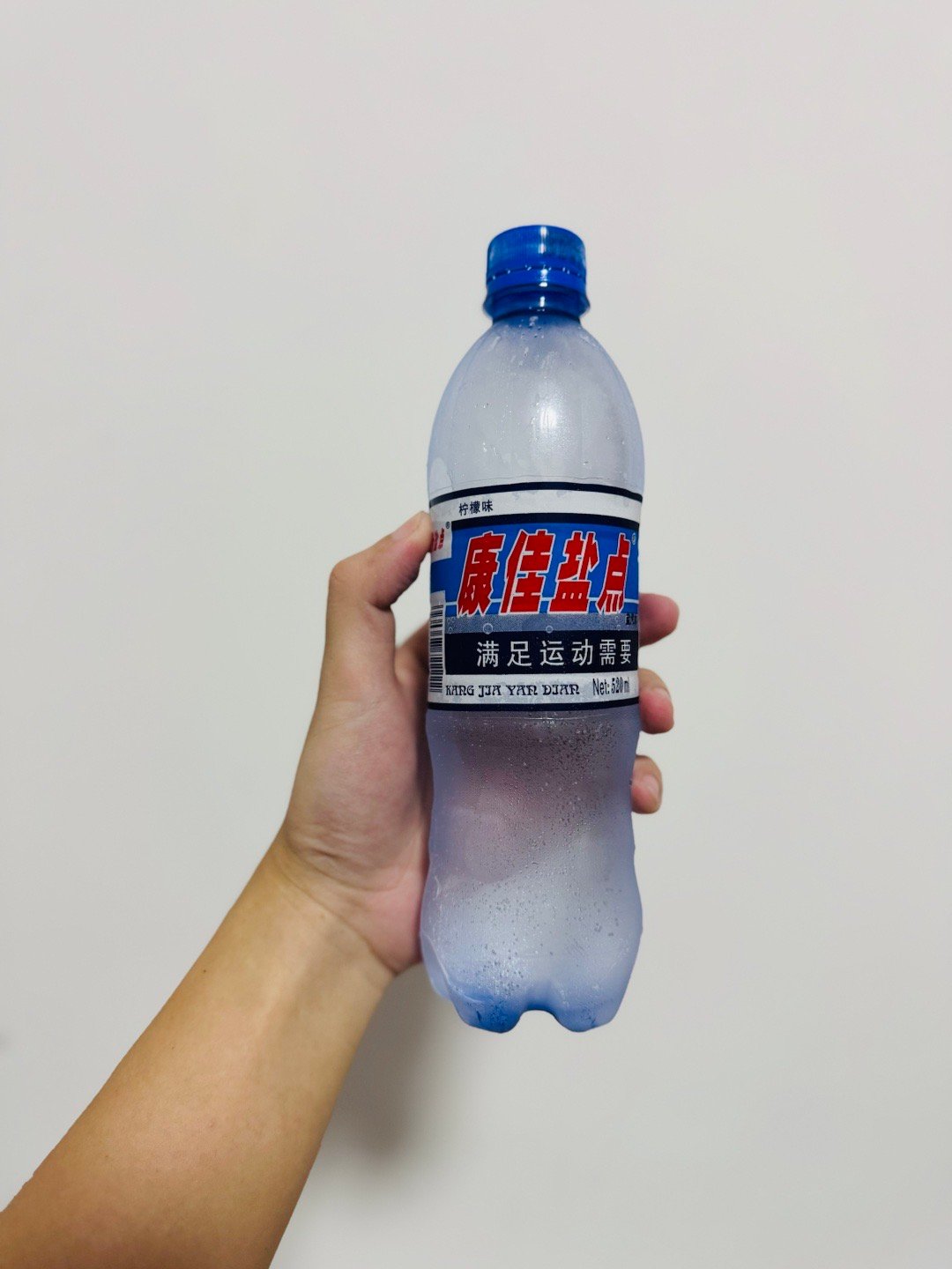 在超市看到一个小时候我经常偷偷买来喝的饮料，没忍住买了，不知道其他朋友有没有喝过