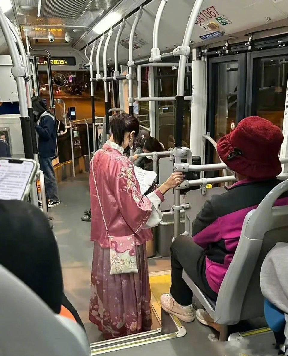 汉服小姐姐站姿优雅，一看手里拿的东西，突然间感觉寒气逼人。 “六扇门新招的捕快是