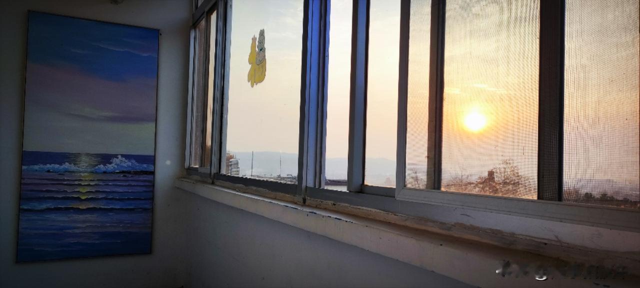 晒图笔记大赛清晨的医院外廊，旭日升起，恰巧墙上挂着一幅画，相似的情境。身处病房，