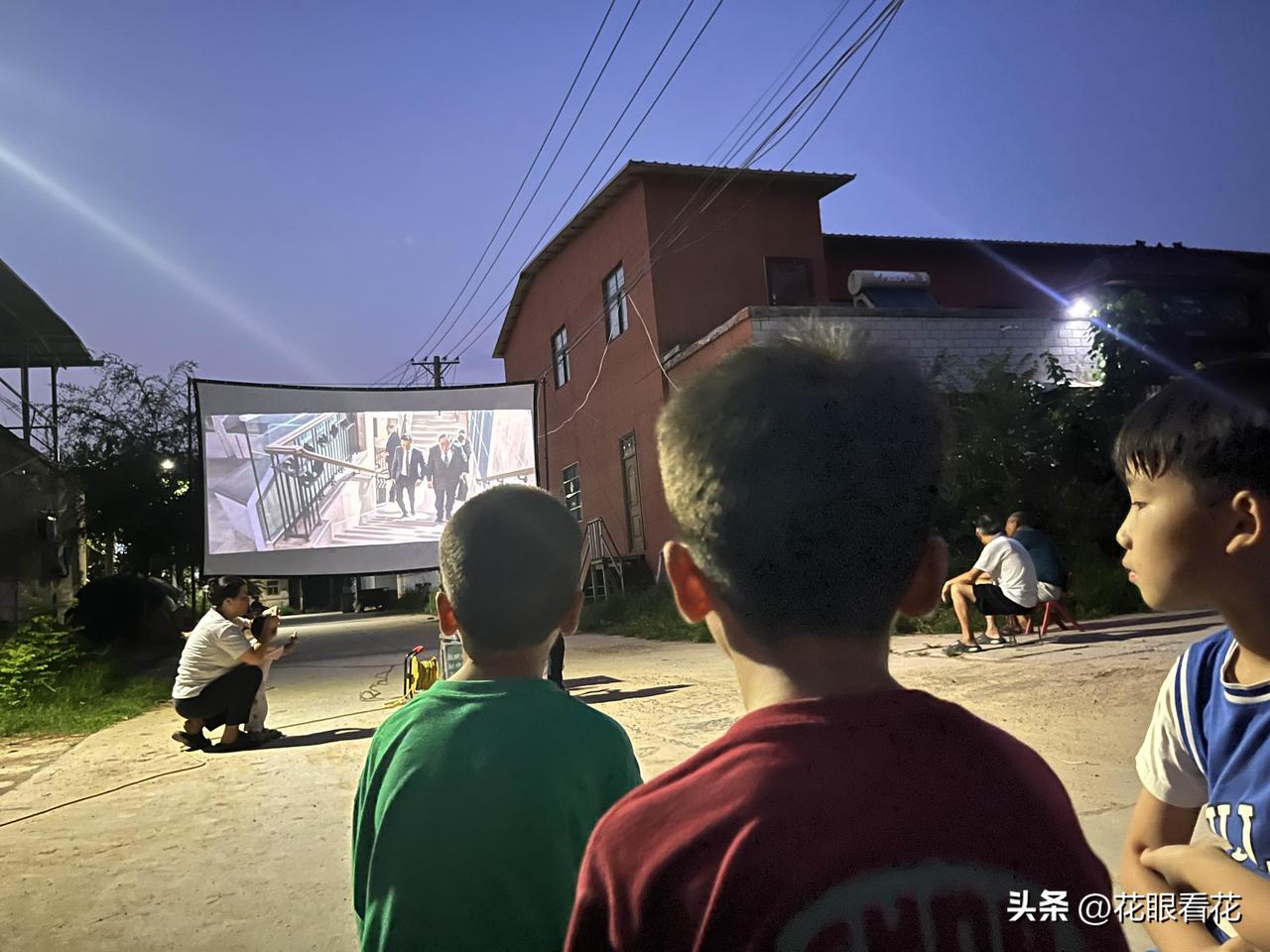 晚上雨后凉爽，村里正好有露天电影，我领着两个小仔去转了一下。

上个世纪七十年代