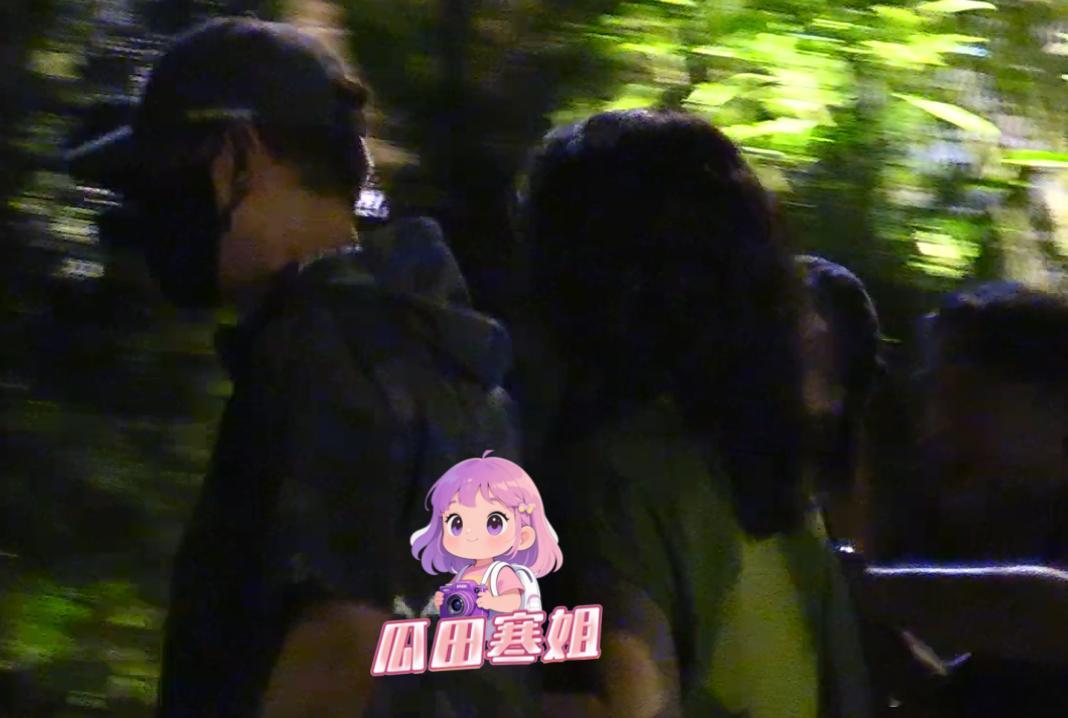 冯嘉怡妻子首曝光感情甜蜜演员冯嘉怡和妻子感情好好啊。冯嘉怡带着妻子与《低智商犯罪