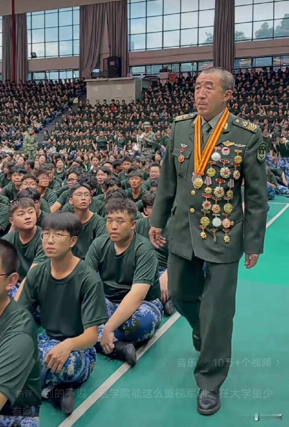 满身军功章的一级军士长
这一课送给云南工商学院军训新生。
别的不说，这学院能这么