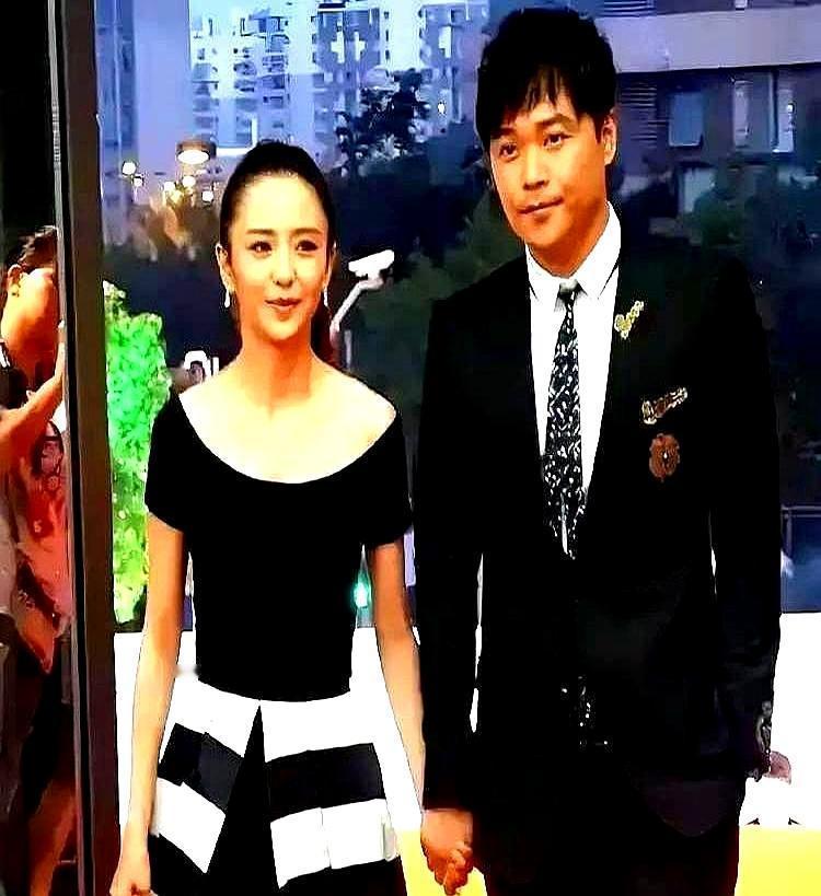 陈思诚佟丽娅离婚5年 非但没撕逼 还合伙赚了200亿
 
每年儿子朵朵生日 他俩