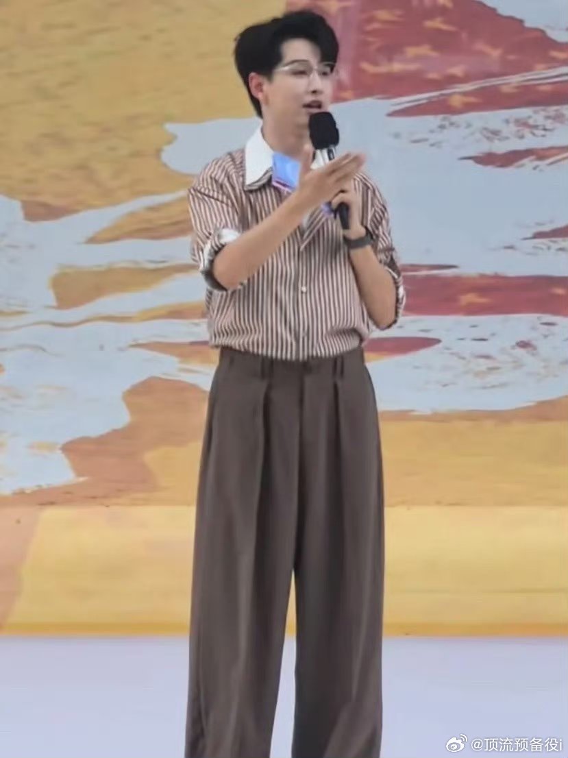 芒果这个抠门啊……连衣服都是共享的仔细看小齐少了一个腰带哈哈哈 ​​​