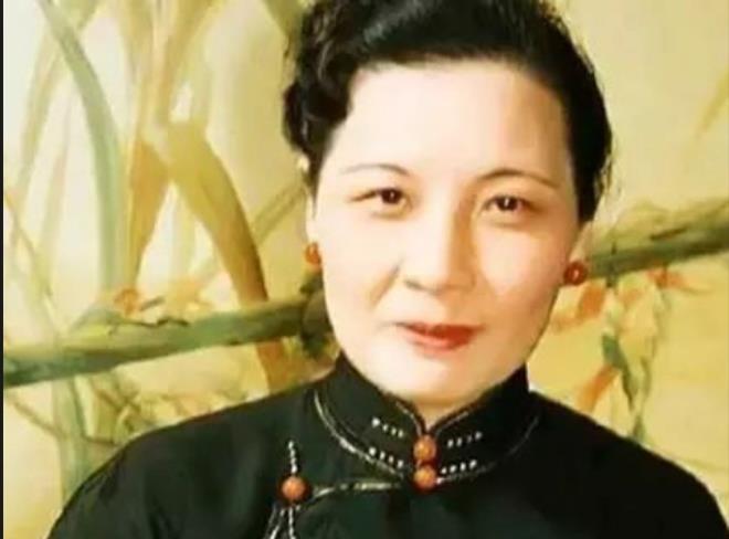 电影《四渡》一大优点：
表现了宋美龄爱穿旗袍的特点，
而且是宋美龄历史照片（附图