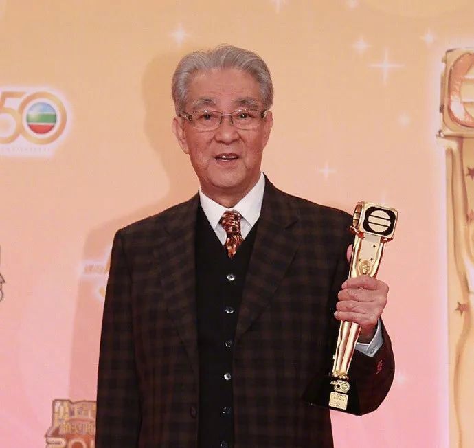 【#香港TVB御用爷爷周骢去世##金牌配角周骢去世享年92岁#】7月4日，据南都