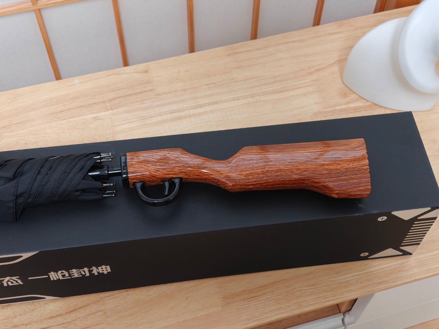 收到了一加 Ace 6 至尊版的邀请函！是一把贼帅的枪型手柄雨伞看起来一加这次应