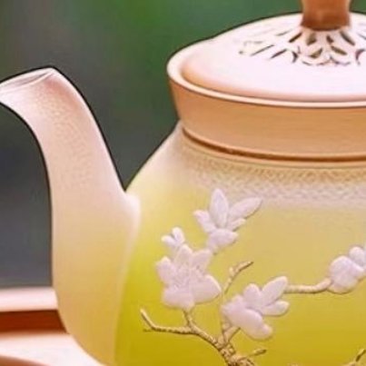 云想衣裳花想容，春风拂槛露华浓。 若非群玉山头见，会向瑶台月下逢。 —— 唐代·